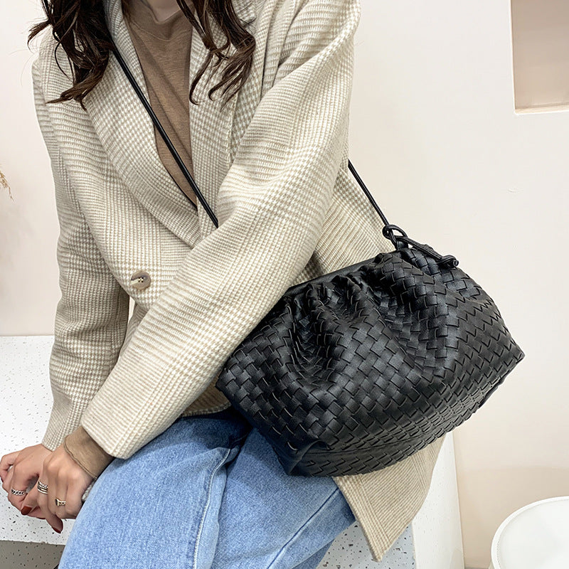 2021 Wholesale woven cloud bag new clip one shoulder bag personality women's bag large capacity soft leather trend crossbody bag - HauteMadeStudio